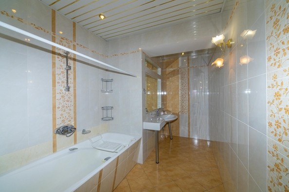 
   Продам 4-комнатную, 253 м², Александра Невского ул, 2

. Фото 30.