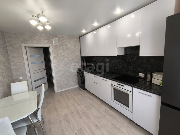 
  Продается 2-комн. квартира, 65 м², Волховская ул, д. 31
. Фото 2.