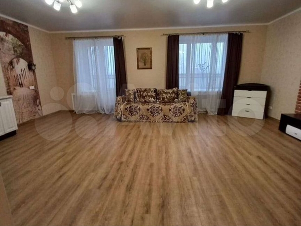 
   Продам 1-комнатную, 52.4 м², Рабочая 1-я ул, 7/1

. Фото 1.