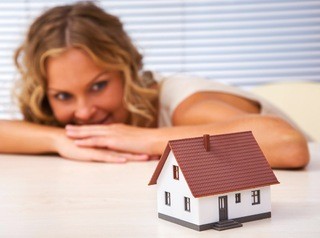 Одинокие женщины берут ипотеку в два раза чаще, чем холостяки