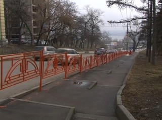 Дорожные ограждения в Иркутске перекрашивают в чёрный цвет