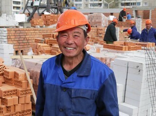 Деятельность застройщика в Улан-Удэ приостановили из-за рабочих-нелегалов