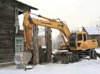 В Иркутске сносят ветхие дома в Октябрьском районе