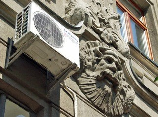На фасадах исторических зданий запретят монтировать кондиционеры