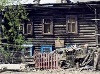 Аварийные дома в Омске расселять не торопятся