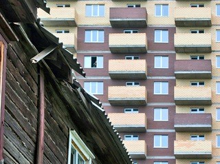 135 аварийных домов Омска расселят до 2025 года