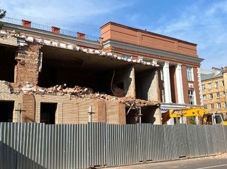 В Красноярске продолжается демонтаж кафе «Кантри»
