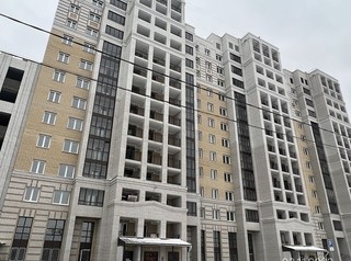 В центре Омска в окружении частного сектора построена новая многоэтажка