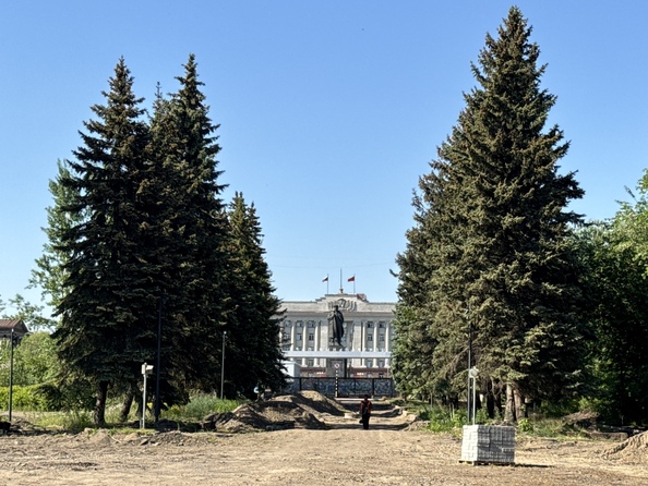 Идёт реконструкция входной группы у центральной аллеи