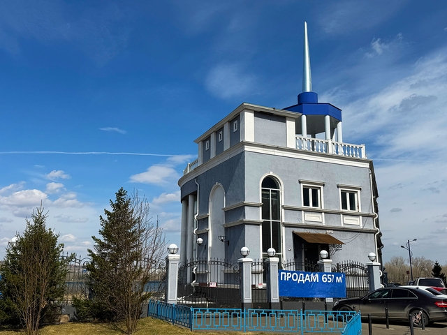 Здание на Ярыгинской набережной в Красноярске продают под офисы и коммерцию